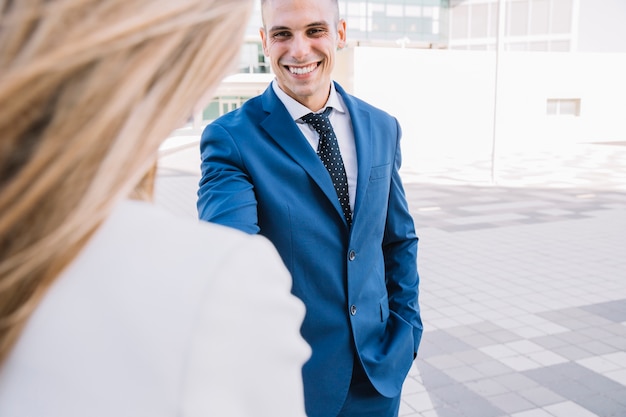 Foto gratuita stretta di mano con un uomo d'affari sorridente