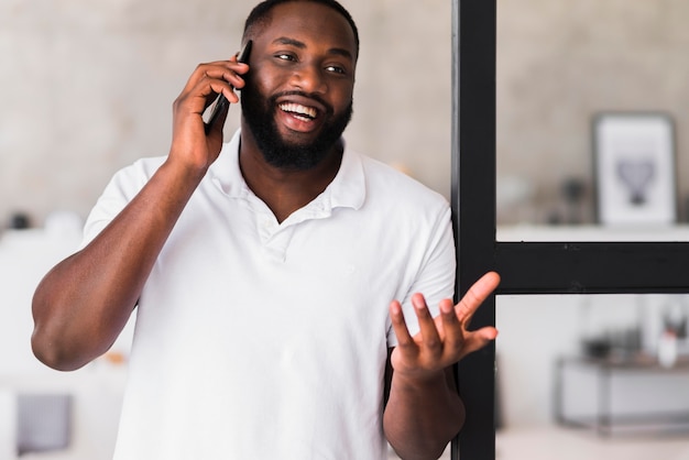 Maschio adulto bello che parla sul telefono