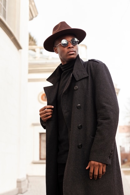 Free photo handsome adult male with hat and sunglasses