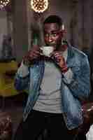 Free photo handsome afroamerican man drinking coffee