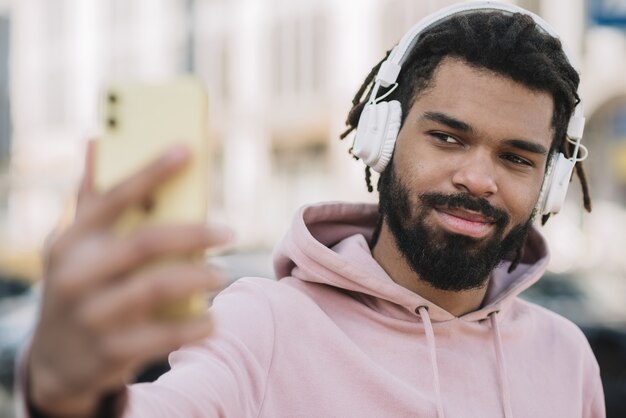 Selfieのポーズハンサムなafroamerican男