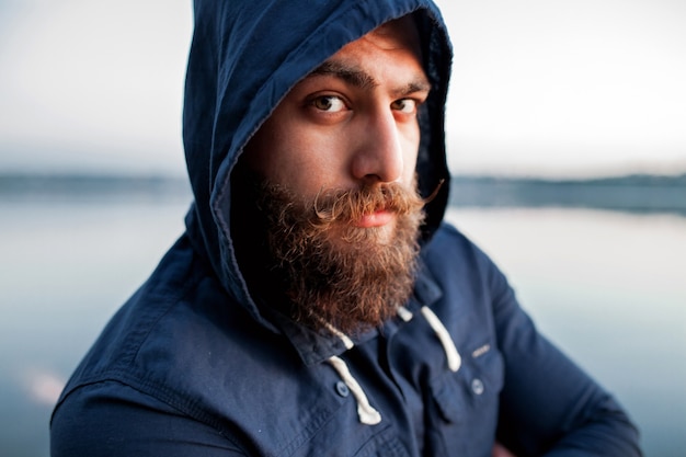 Bel giovane uomo di spiaggia ritratto