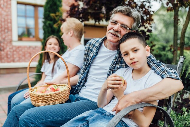 Bello, nonno barbuto che si rilassa con il figlio in giardino, tempo in famiglia..