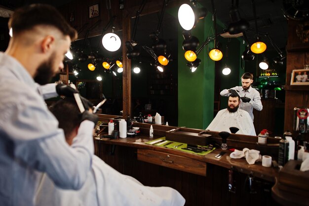 職場の理髪店理髪店でハンサムなひげを生やした男
