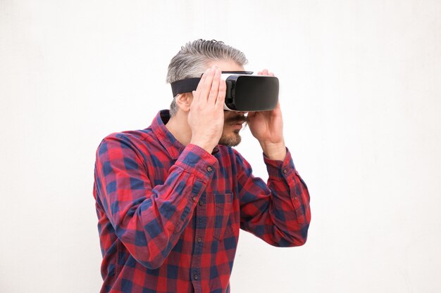 VRヘッドセットでハンサムなひげを生やした男