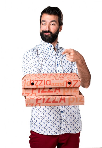 Красивый брюнетка человек с бородой, проведение пиццы