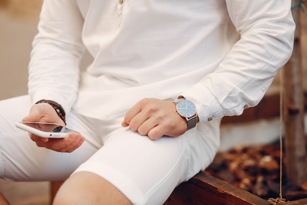 Free photo handsome businesman in a summer city