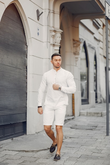 Free photo handsome businesman in a summer city