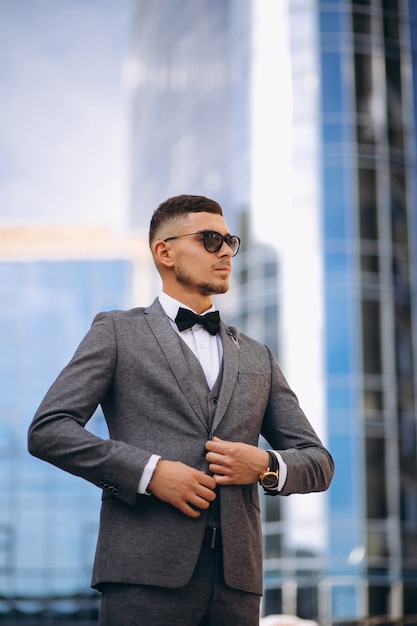 Free photo handsome business man in suit