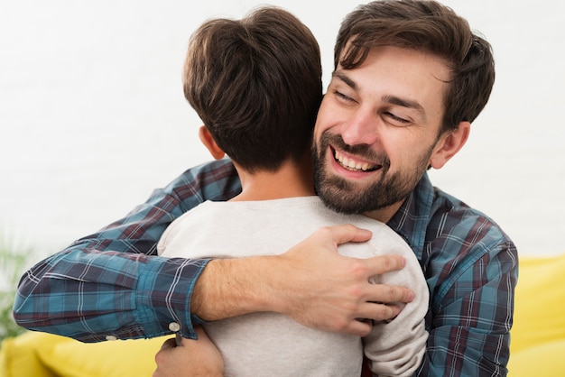 彼の息子を抱きしめるハンサムな父