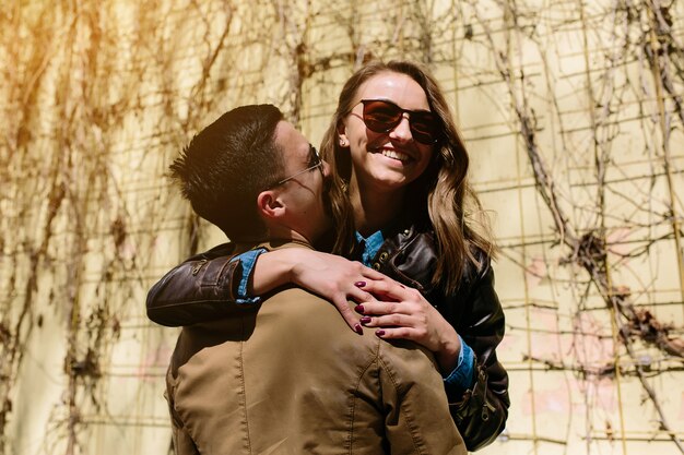 Free photo handsome guy and pretty woman hugging