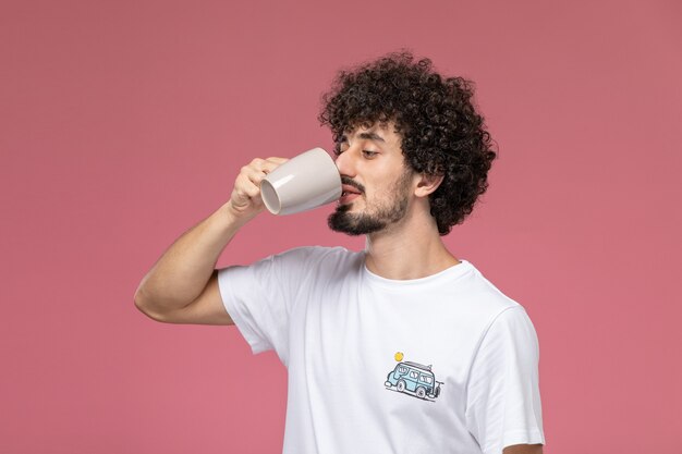 Bel ragazzo sorseggiando il suo caffè