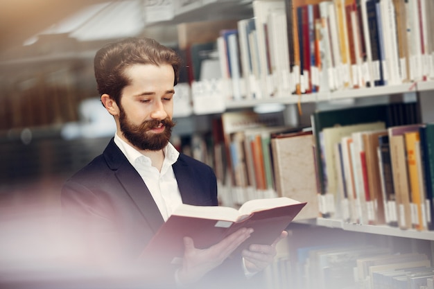 ハンサムな男は図書館で勉強