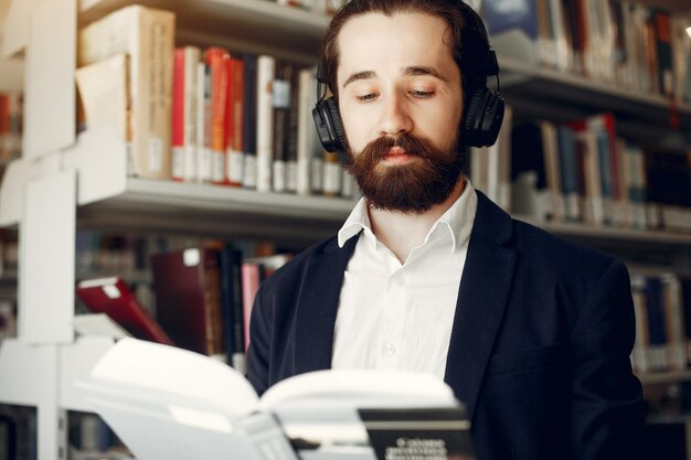 ハンサムな男は図書館で勉強