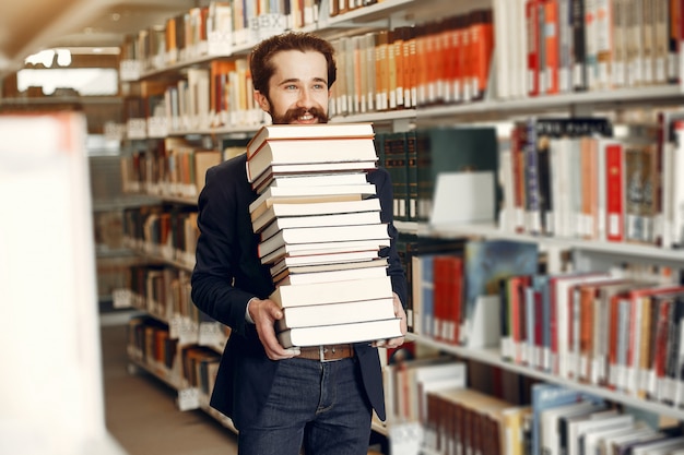 ハンサムな男は図書館で勉強