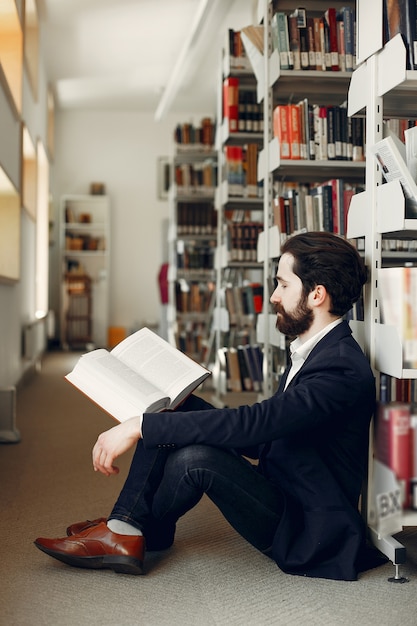 ハンサムな男は図書館で勉強