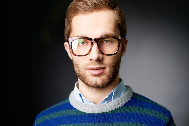 Free photo handsome guy with glasses