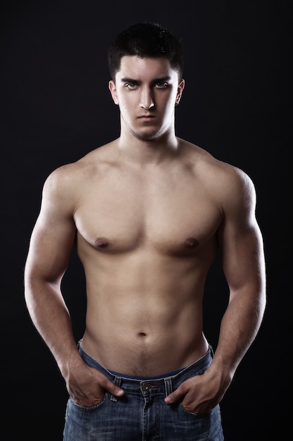 Free photo handsome guy with muscular body