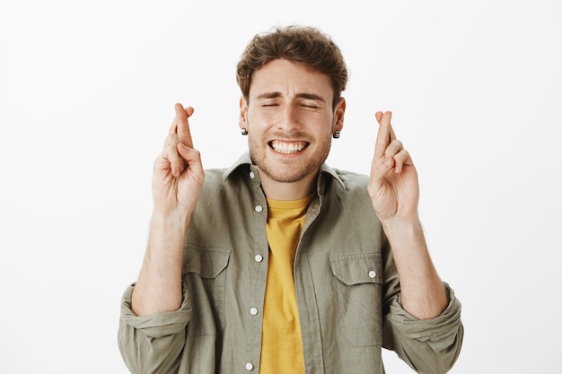 Foto gratuita uomo felice bello che posa nello studio