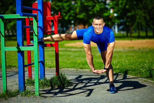 잘 생긴 건강 한 행복 srtong 선수 남성 남자 도시 공원에서 운동-가로 막대에 아름다운 여름날에 피트니스 개념