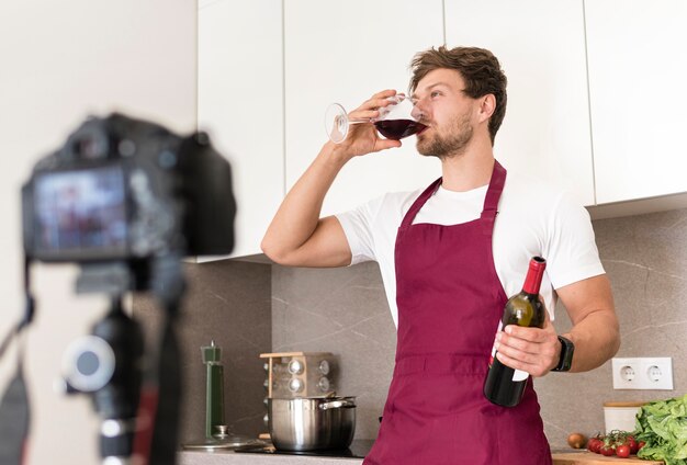 ハンサムな男性が泣き叫ぶ試飲ビデオを録音