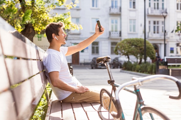 屋外で、selfieを取ってハンサムな男性