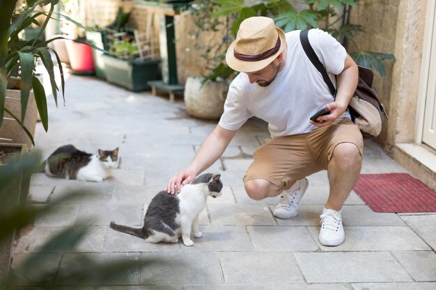 モンテネグロのハンサムな男性旅行者