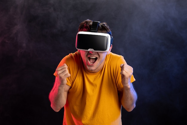 Free photo handsome male wearing virtual reality headset on dark surface