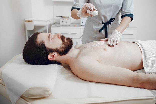 Free photo handsome man in a beauty salon