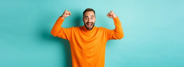 勝利を祝うハンサムな男