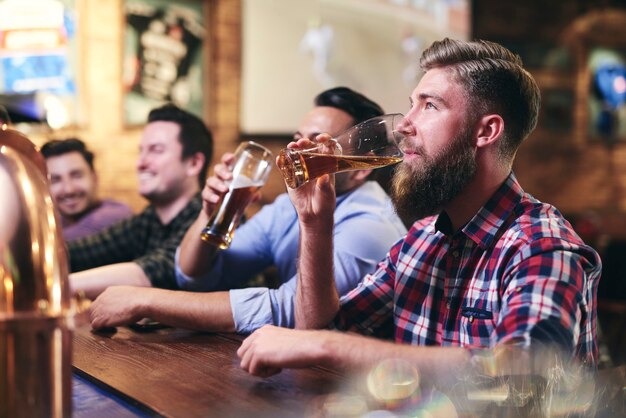 バーでビールを飲むハンサムな男