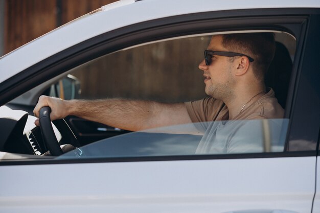 ハンサムな男が彼の車を運転