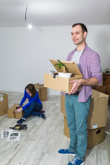 植物、箱を持つハンサムな男