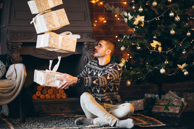 Free photo handsome man holding christmas peresents