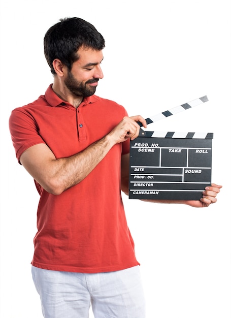 Uomo bello che tiene un clapperboard