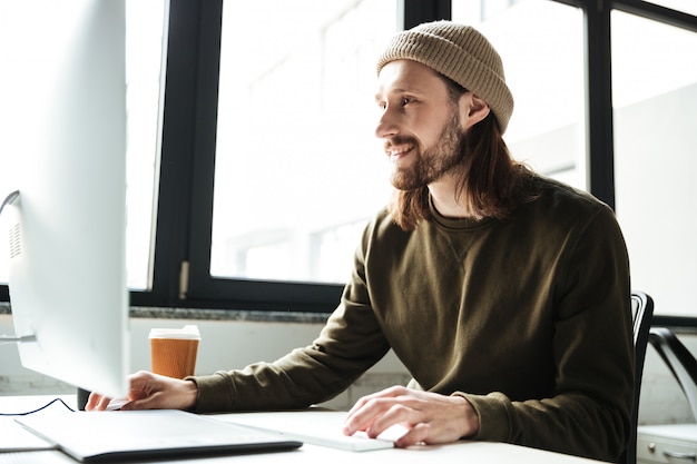 無料写真 コンピューターを使用してオフィスでハンサムな男。よそ見。