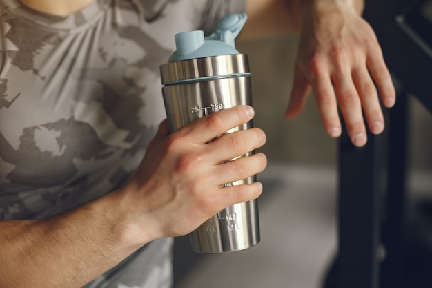 Un bell'uomo è impegnato in una palestra