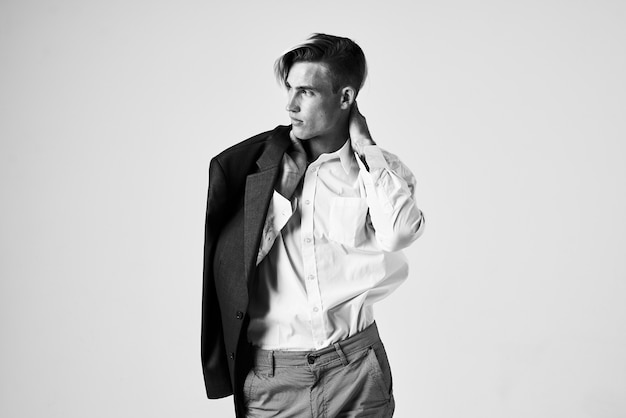 잘 생긴 남자 재킷 패션 현대적인 스타일 고립 된 배경