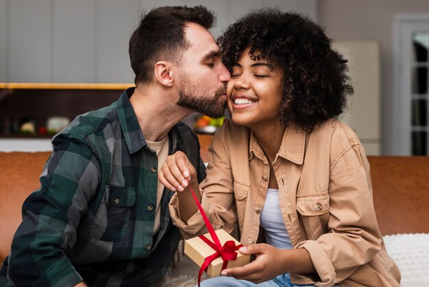 ハンサムな男が美しい女性にキス