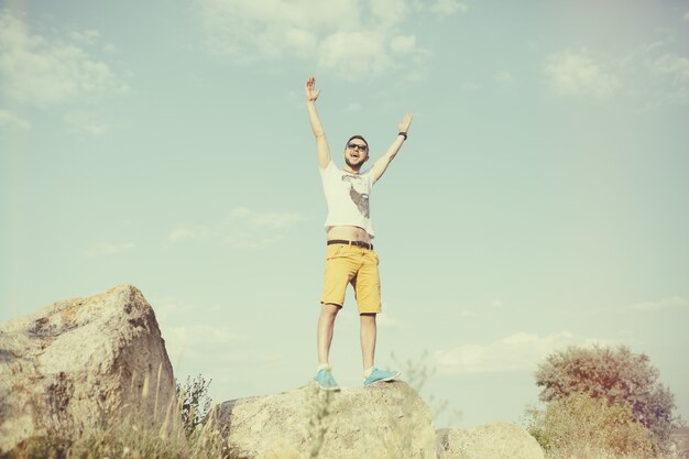 Красивый мужской портрет на открытом воздухе с фильтром ретро Винтаж Instagram