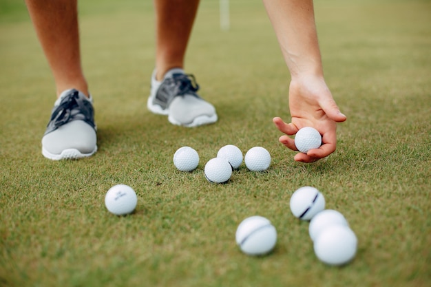 Foto gratuita uomo bello che gioca a golf su un campo da golf