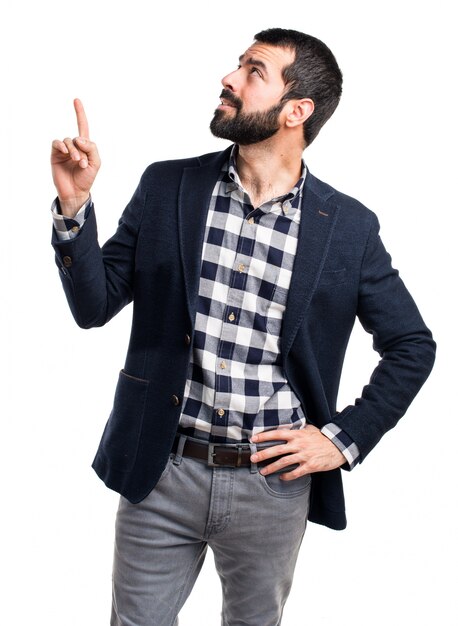 上を指さしているハンサムな男