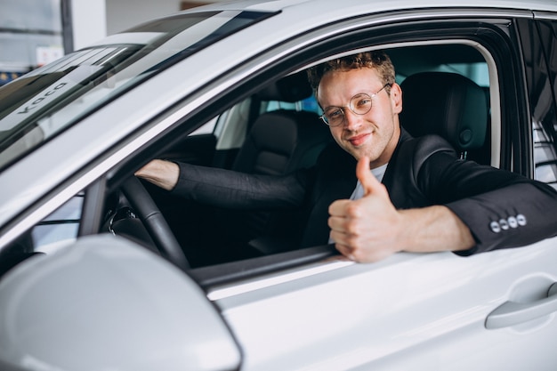 車の中で座っているハンサムな男