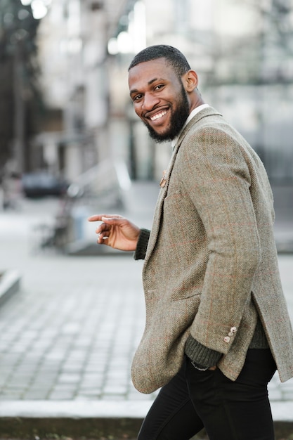 Foto gratuita uomo bello che sorride fuori