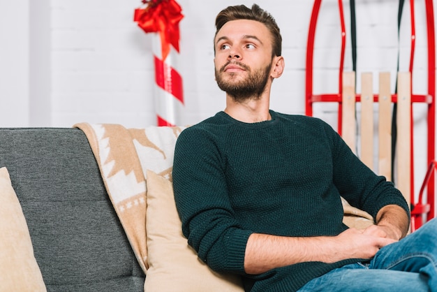 Free photo handsome man in sofa