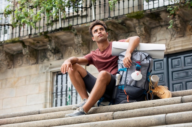 彼のバックパックと一緒に旅行するハンサムな男