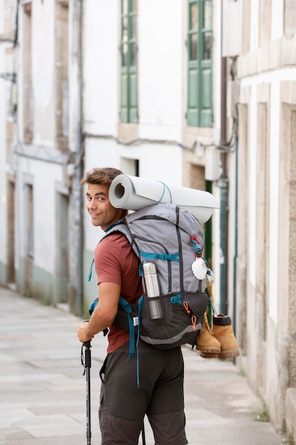 Foto gratuita bell'uomo che viaggia con il suo zaino