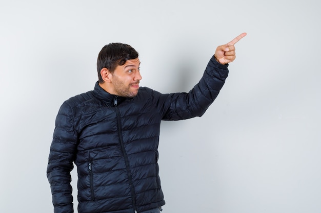 Free photo handsome man wearing a bomber jacket