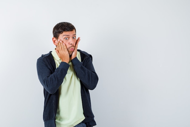 Free photo handsome man wearing a casual outfit