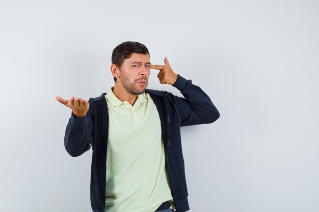 Foto gratuita bell'uomo che indossa un abito casual